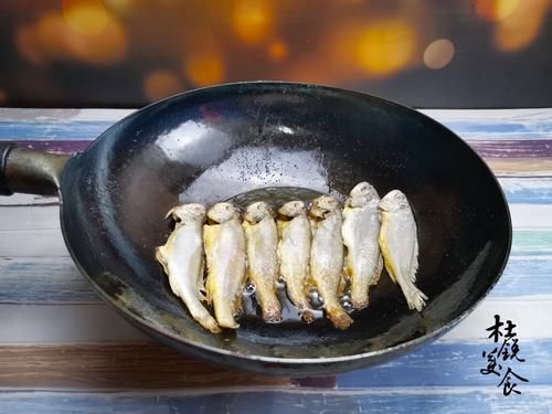 煎鱼时，直接下锅是大忌，做对“6点”，煎出的鱼香酥完整不破皮