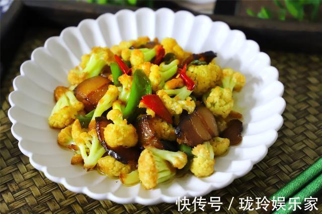 炒花菜时,有人焯水,有人过油,原来都错了,难怪炒出来不好吃