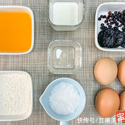 告诉你3个诀窍，在家也能做出梅莓小蛋糕