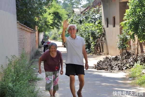 老人|蹚水转移的“白发爹娘”找到了!记者探访确认老人已归家