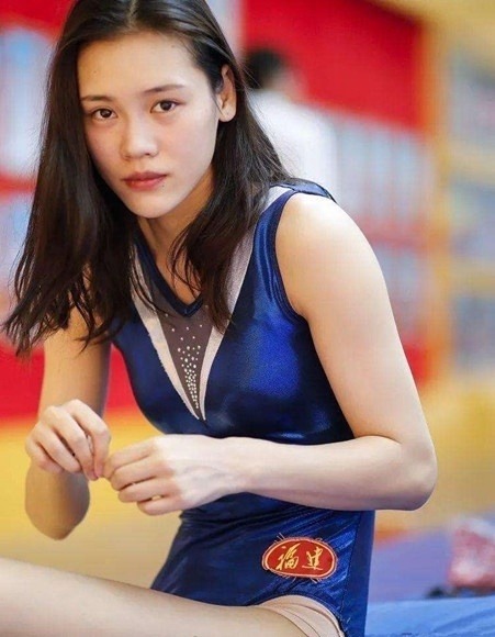 朱雪莹|朱雪莹刘灵玲霸气包揽金银牌,穿金凤旗袍闪耀全场,东方美惹瞩目