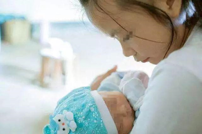 露出|28岁女性不知自己怀孕因腹痛急诊,小脑袋已经露出头却坚称没怀孕