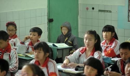 孩子|孩子姓“戴”,老师上课很少点他名字,妈妈我平时也只敢叫小名