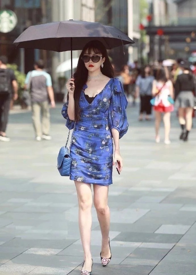 街拍：靓丽的美女，身穿一字肩连衣裙，甜美又不乏时尚的美