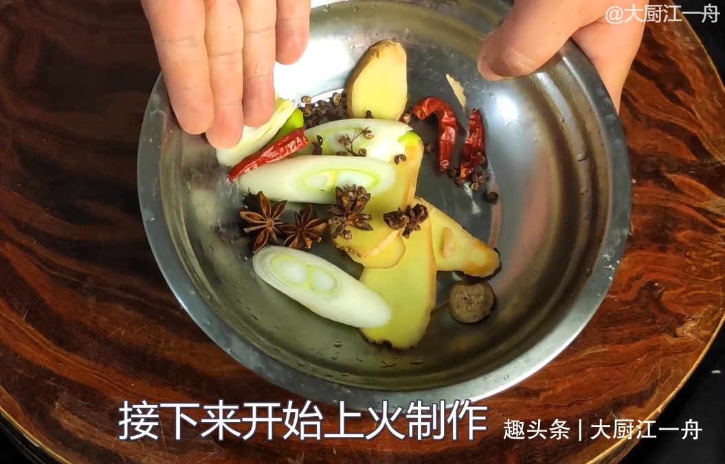 做红烧肉,过油和焯水都不对,老厨师教我这样做,出锅时满屋飘香