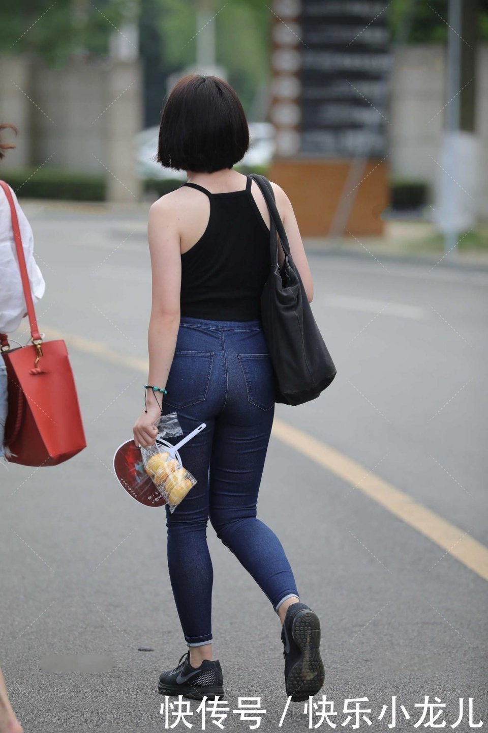 浅色|短发女生配深色系穿搭又酷又飒,学会同色系搭配法,你也能变时尚