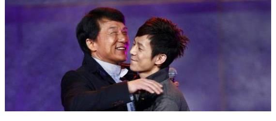 录制现场失控，何炅愤然离场，成龙一脚踢向主持，网友直呼活该