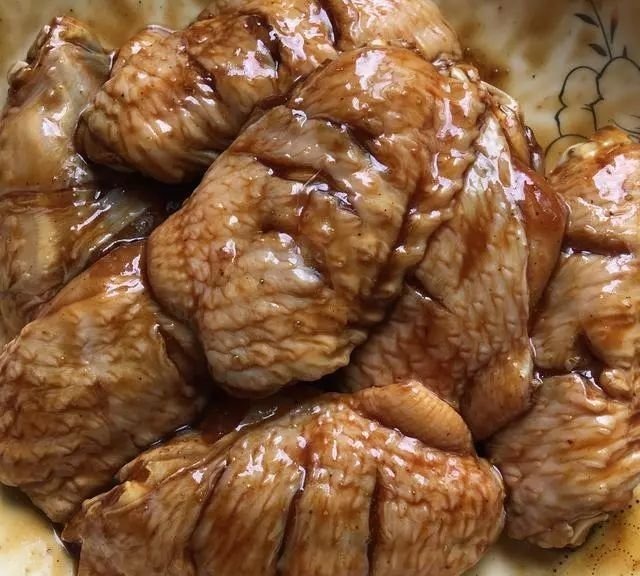 比可乐鸡翅还好吃的蜜汁烤翅，简单三步就能做出来，上桌就光盘！