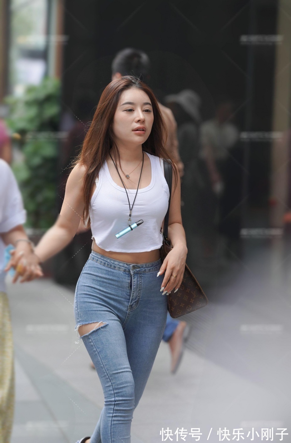 t恤|白色背心的穿搭会显得轻盈很多,搭配牛仔裤完美地展现女性时尚