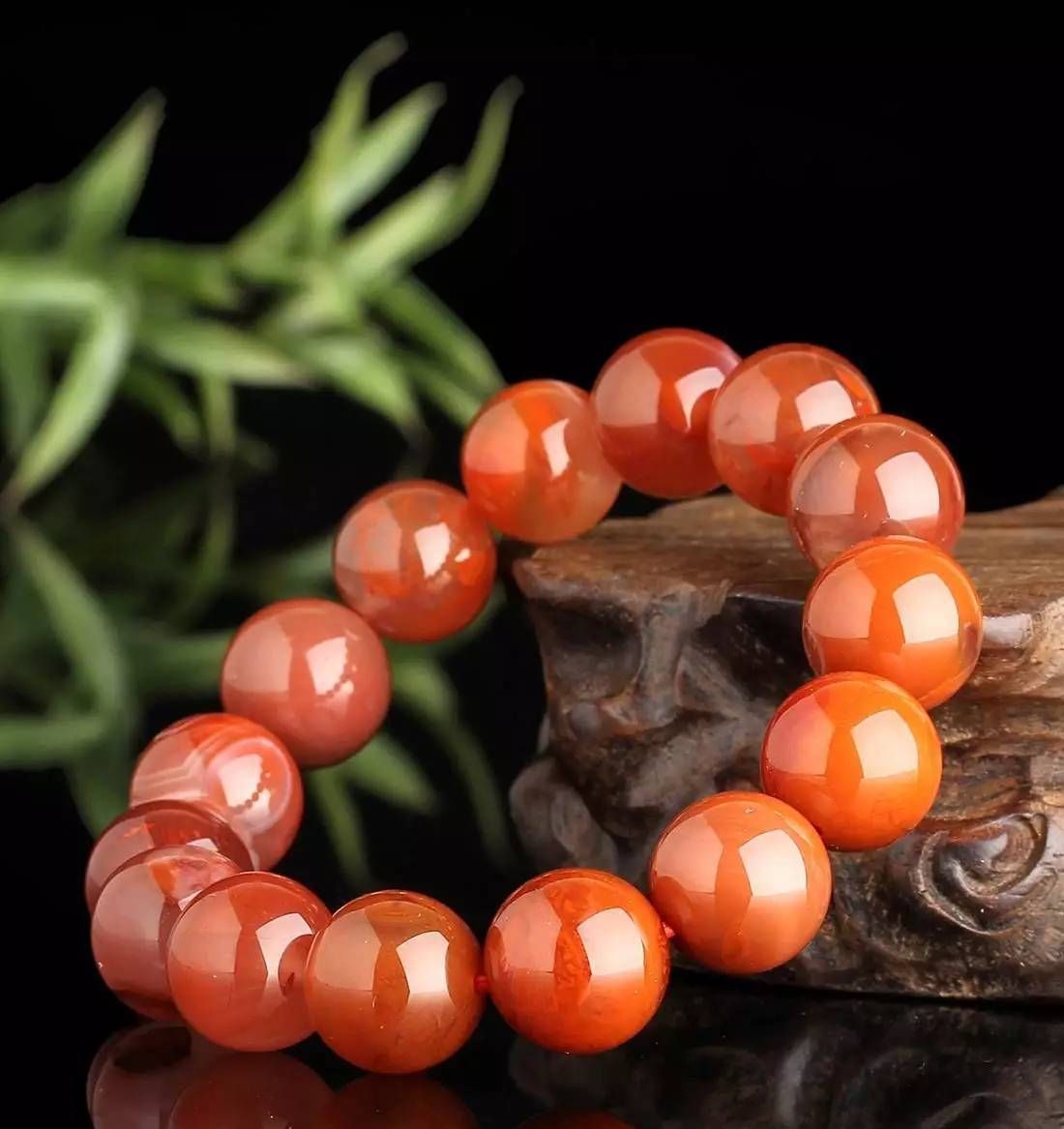 变色|南红为啥会变色?该怎么去保养?