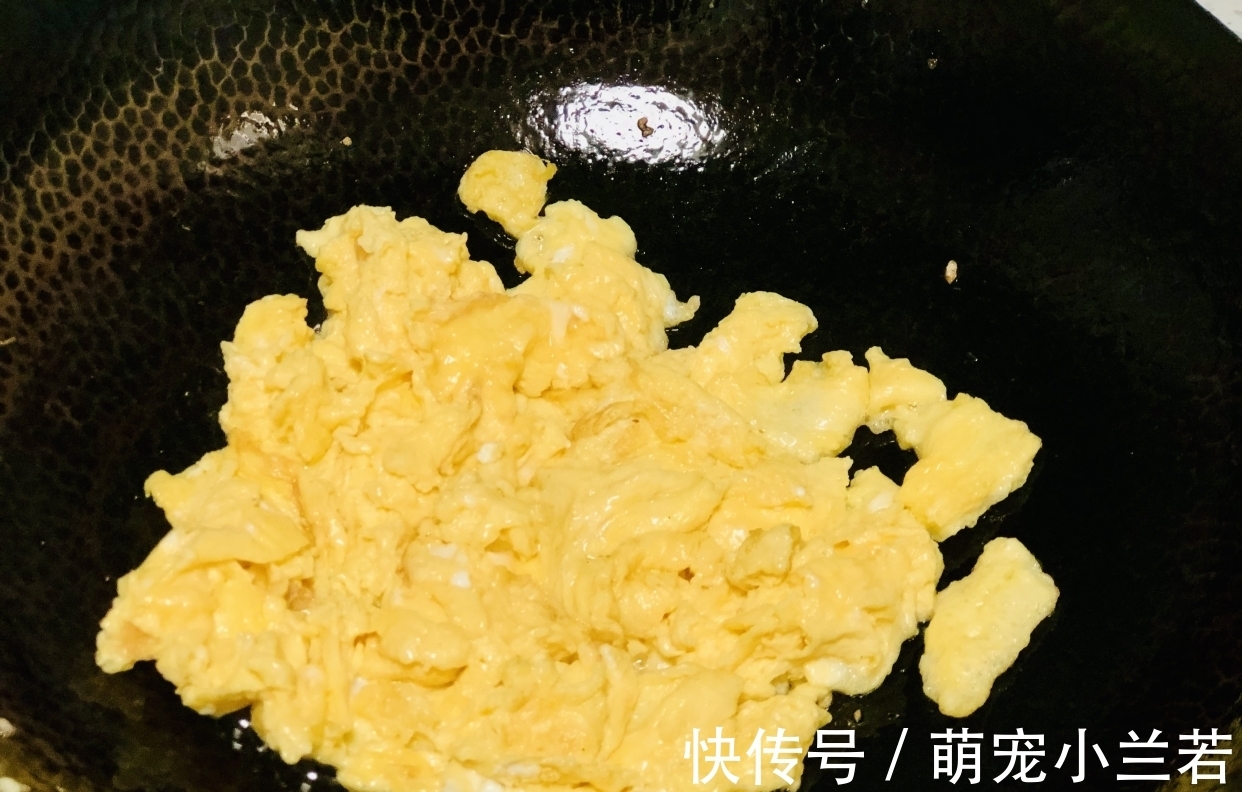 入秋后，鸡蛋和它才是“绝配”，营养美味，香味四溢，上桌就光盘