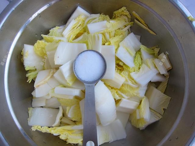 冬季碰到这菜,我买上几十斤,清脆甜润味鲜,做1盆吃得汤都不剩