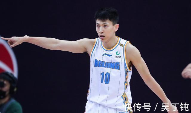刘晓宇|太意外!易建联被钟鹿纯深夜喊话,李春江回辽宁过年球迷热烈欢迎