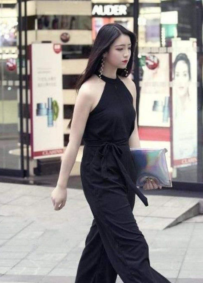 身穿|街拍小姐姐身穿吊带长裙,秀出修长身材,时尚清新又靓丽