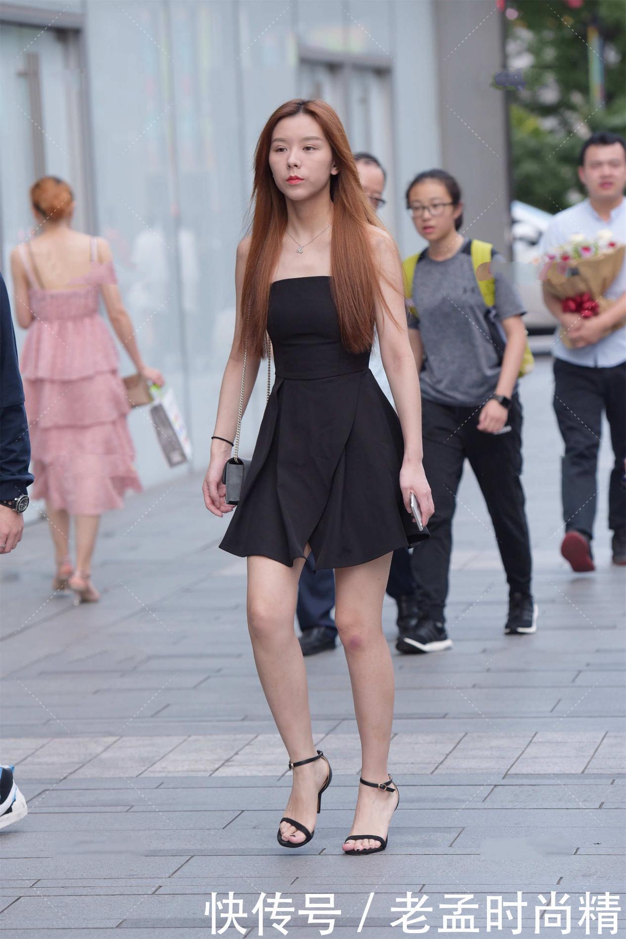 街拍:黑色一字肩收腰连衣裙, 穿上散发小鸟依人气质