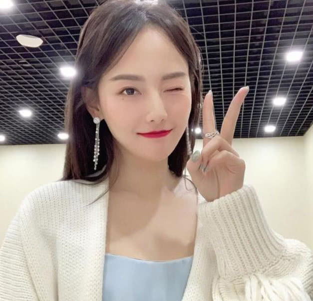 張嘉倪泥潭中摔倒，下意識對朱亞文喊出2字，難怪買超是亞洲醋王