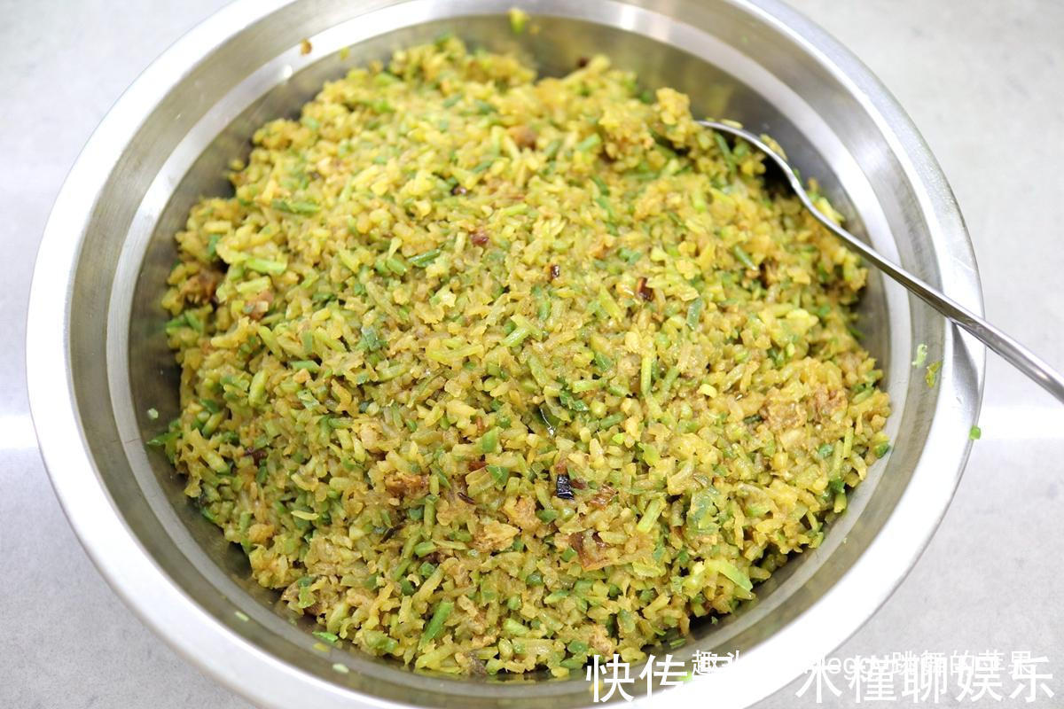 面团|三个萝卜一盆面，蒸出的大包子比肉香，越吃越香！