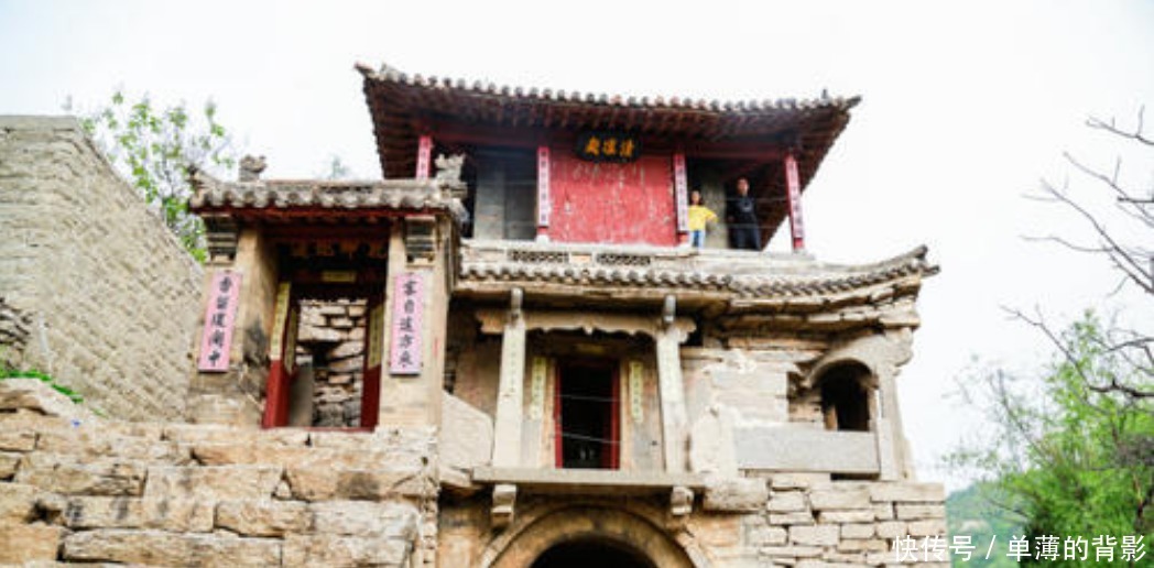 华灯|河北小村口一座古建筑,不准周围树木长超过它,否则超出部分枯枝!