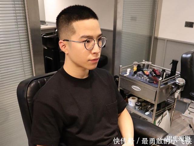 天热发型不要只会“剃光”,男士留这些时尚造型,看着就很帅气