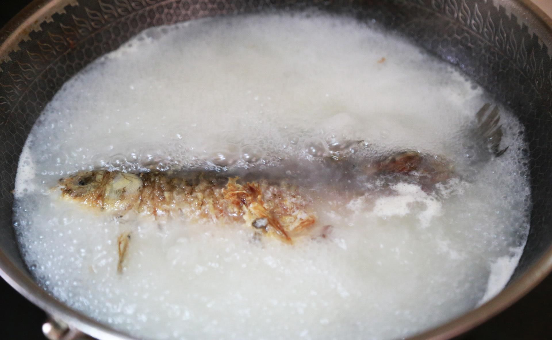 热水|做鲫鱼汤时,用冷水还是用热水?掌握一招,汤汁奶白无腥味,好喝