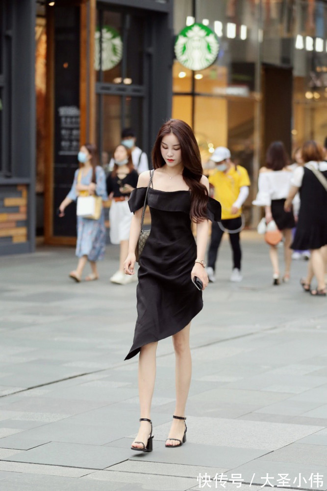 时髦 美女街拍:为秀美腿豁出去了,把裙子“剪”到大腿根,意外很时髦!