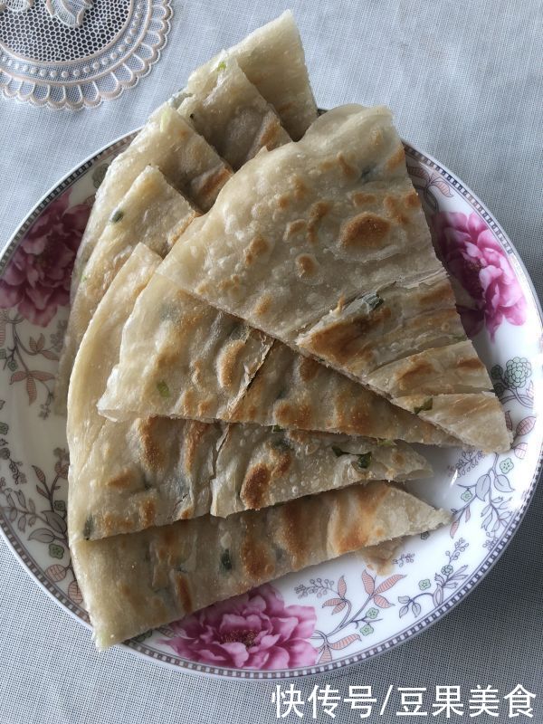 自制|自制葱油饼，要的就是这个家常口儿