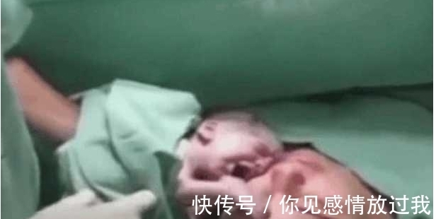 妈妈|宝宝刚出生,妈妈就停止了呼吸,孩子一个暖心动作,竟引发了奇迹