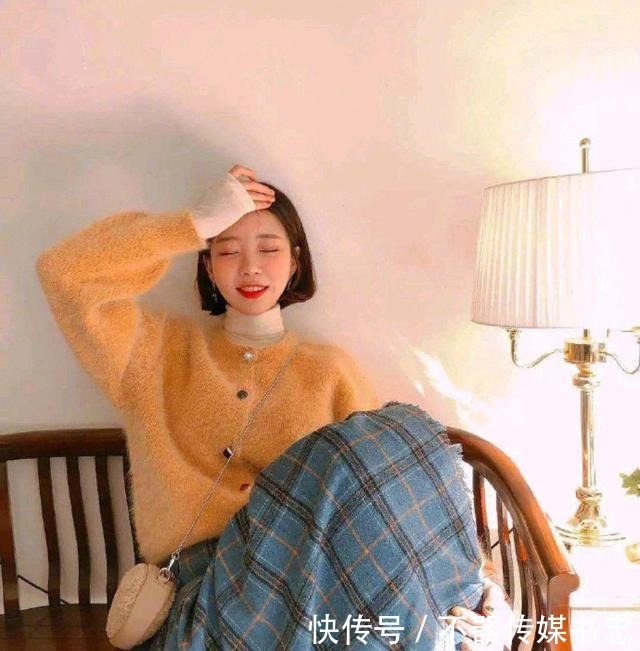 春天的衣服不需要太多,有这件“针织开衫”就足够,配裙子都好看