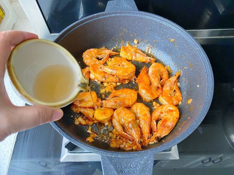 家常油焖大虾，虾肉入味鲜美，咬一口Q弹，好吃到舔手指