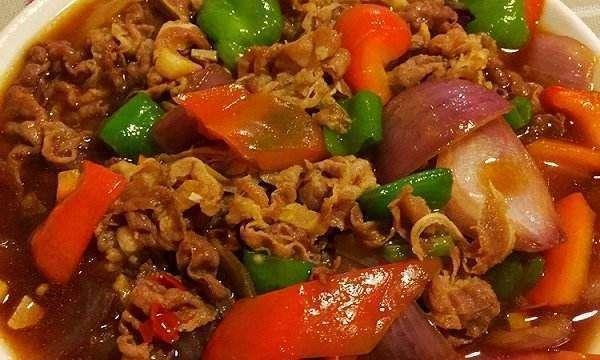 朋友来家里住一晚，媳妇做3菜1汤，上桌后朋友直夸比饭店还好吃