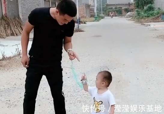父子|“互遛父子”出门散步火了,爹遛娃还是娃遛爹?已经傻傻分不清