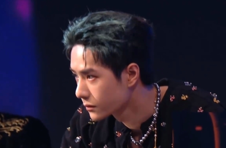 街舞总决赛花絮,王一博跟小朋友握手后,身后小男孩的表情太真实