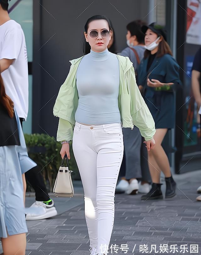 手提袋 浅绿上衣配上白色牛仔裤,清新时尚,与墨镜相衬更显帅气