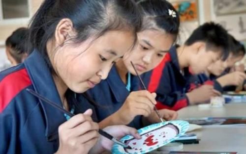 家长|家里一面墙贴满了娃的奖状，妈妈却开心不起来，是我也高兴不了