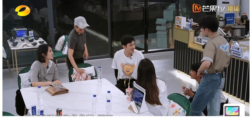 檀健次|《中餐厅》没剧本就垮了?周也抱怨揽客被拒绝,黄晓明回应很讽刺