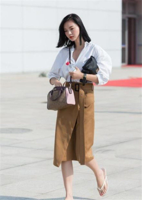 街拍:小姐姐身材苗条,非常精致,笑容像花儿盛开一样美丽