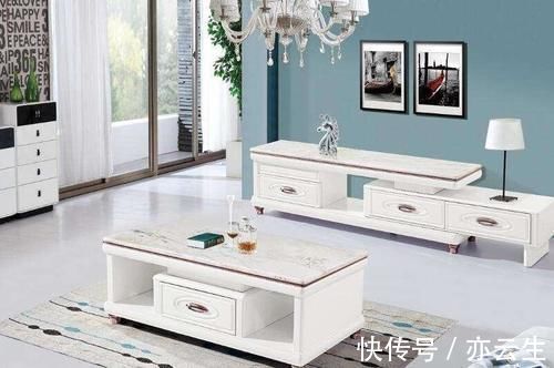 老师傅|越来越多人家里不买茶几，他们都爱这样布置，难怪老师傅直夸聪明