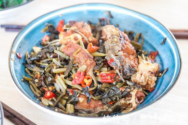 弟弟来看爸妈,妈妈做了5道菜,第3道菜一年到头也吃不上两回