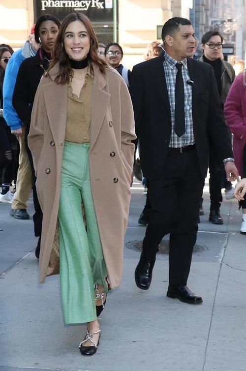 今冬，火了一款裤子叫：毛呢裤，配大衣气质又高级，谁穿谁好看