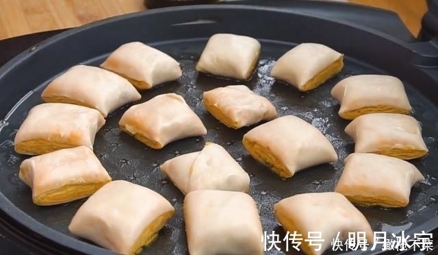 老左|秋天多吃红薯,加一张手抓饼,简单一做,又香又酥脆,比烤的好吃