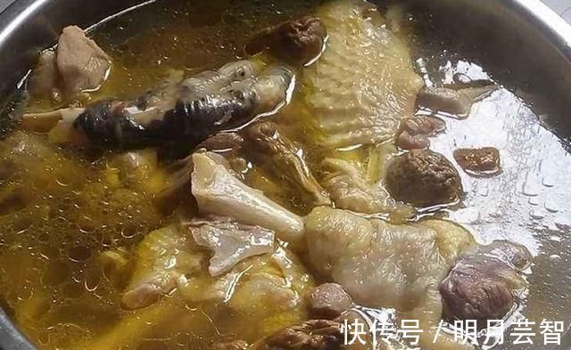 八宝汤|炖鸡汤时,不要直接加水炖,多加一步,鸡汤鲜美无腥味