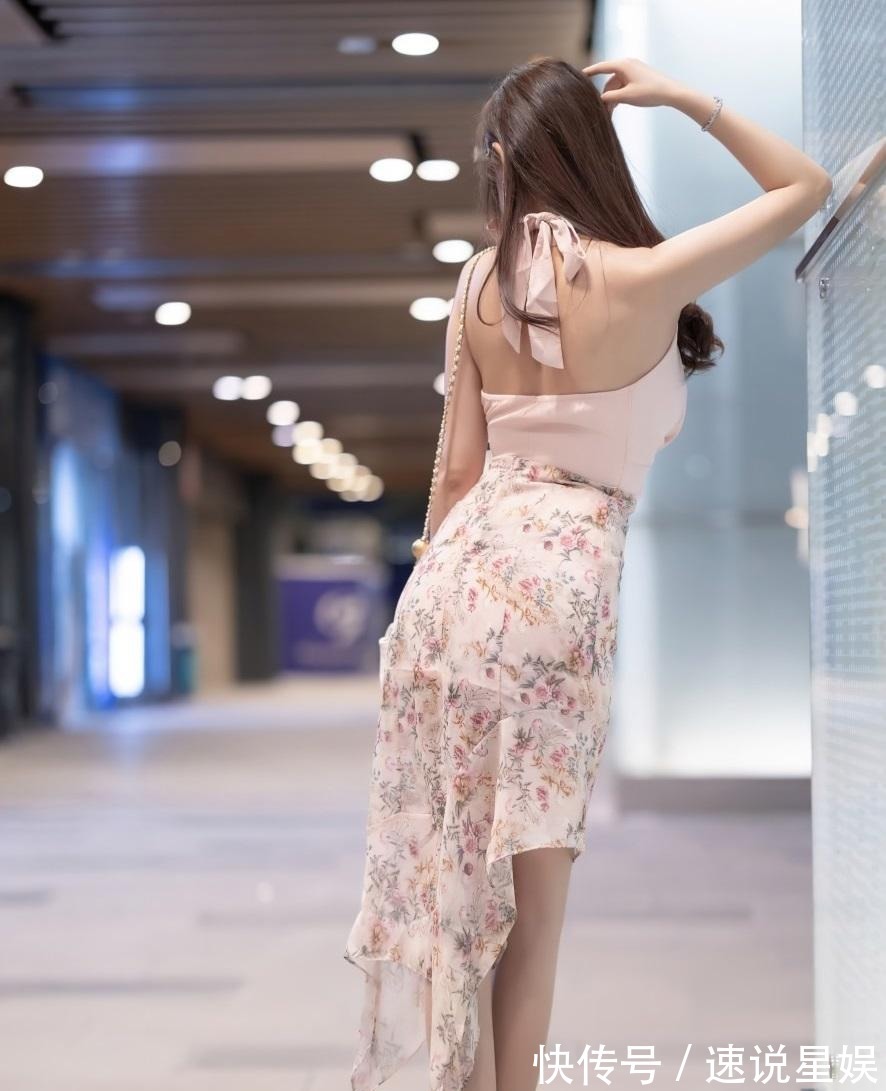 连衣裙 粉色露背的碎花连衣裙，脚上一双浅色的高跟鞋，知性又不失优雅