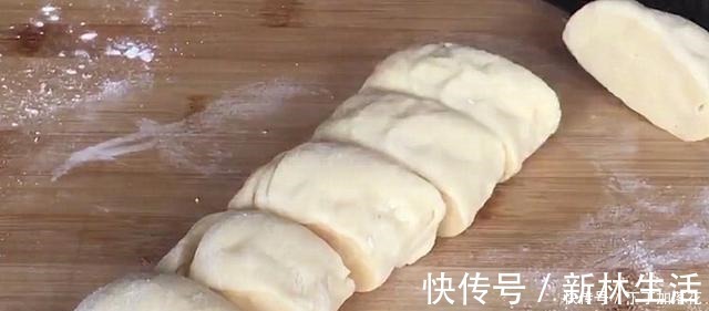 香甜|面粉里加2个鸡蛋，不用烤箱做小饼，香甜暄软，比面包简单好吃！