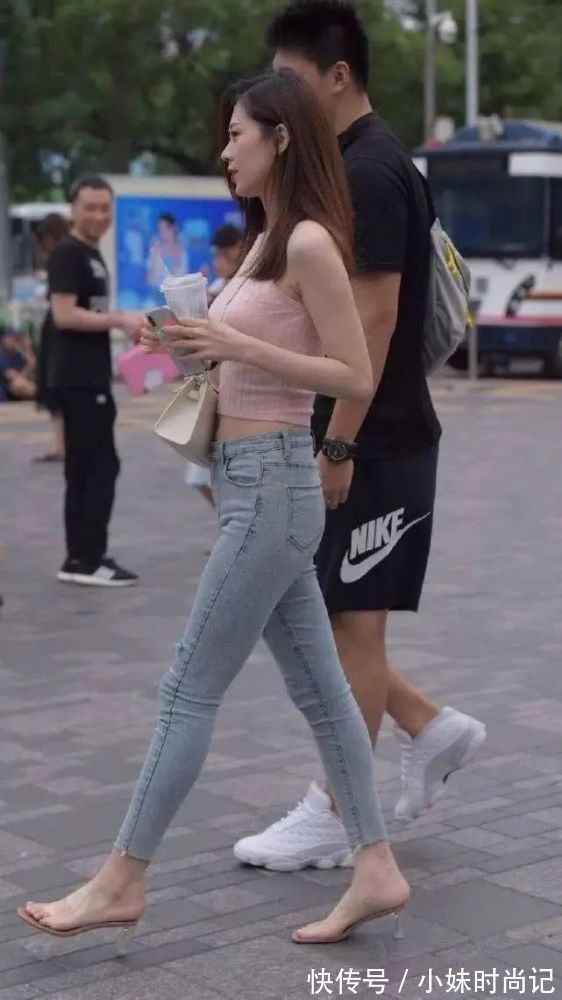 穿搭|街拍:清纯女神的性感装扮,迷倒人的穿搭太养眼了