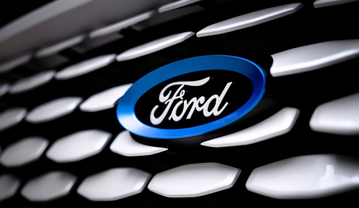 小姐姐|二次元又背锅，长安福特“掀裙”广告惹争议