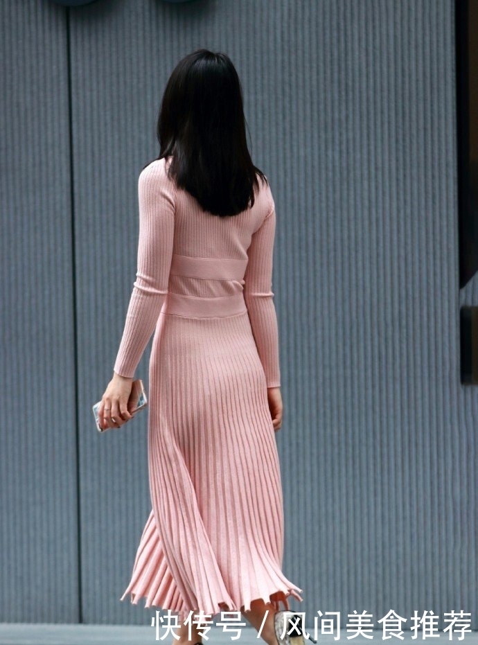 街拍:小姐姐一袭粉色连衣裙,穿出自然的美感!