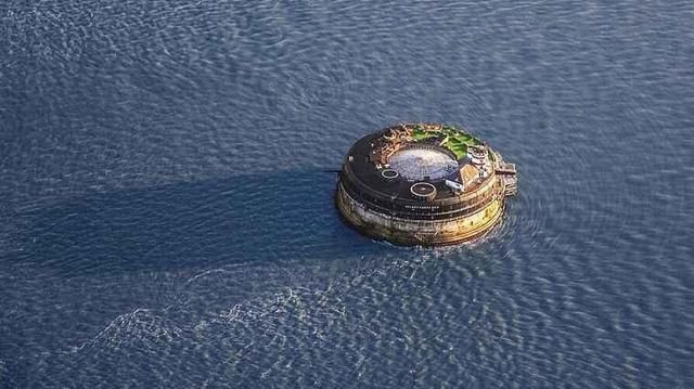 此岛曾是军事基地，后被人买来躲债，现成为全球最奢华的酒店之一