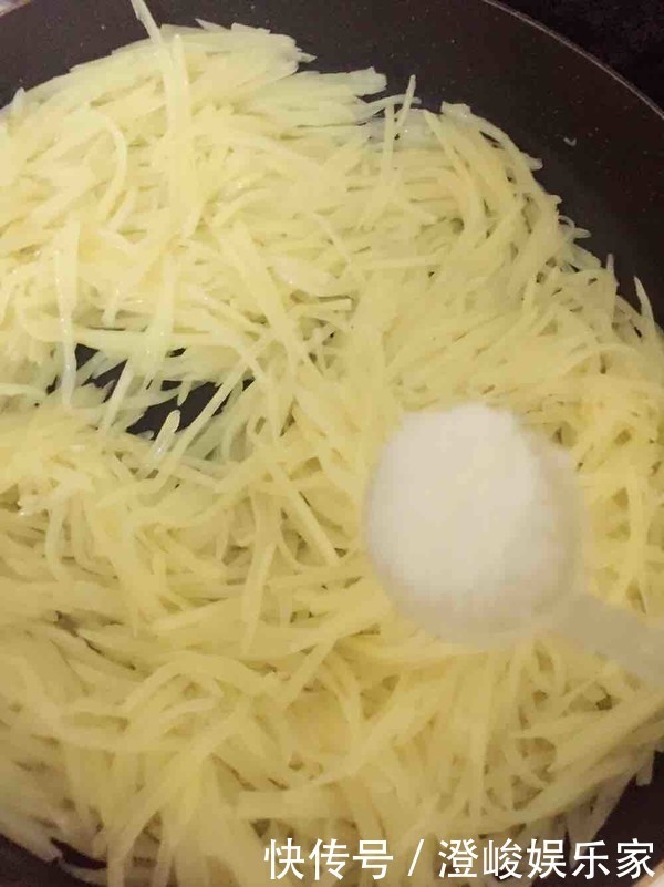 炒土豆丝,有人焯水有人直接炒全错了,这才是土豆丝正确的做法