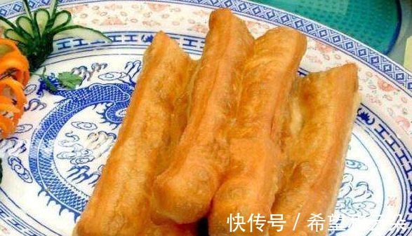 炸油条，发面不只加酵母，教你小方法油条酥脆，又香又膨又好吃！