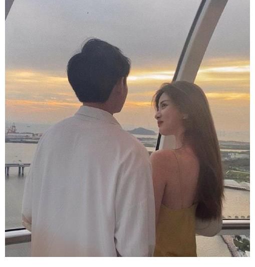 《心動4》快樂星球CP被偶遇，馬董摟著小孔，還“咬耳朵”講話